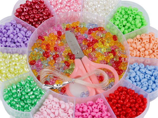 Sada plastových dvoudírkových korálků v boxu s nářadím