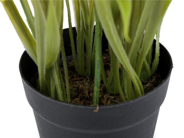 Umělé narcisy v květináči