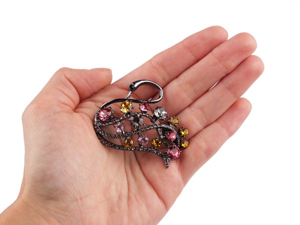 Brož s broušenými kamínky labuť