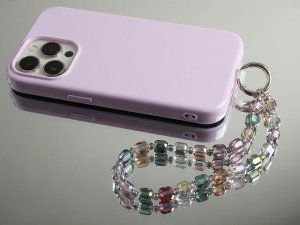 Přívěsek na mobil ze skleněných korálků s plastovou vložkou
