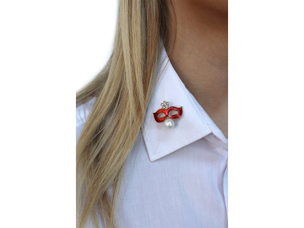 Brož s broušenými kamínky a perlou maska