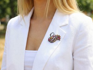 Brož s broušenými kamínky labuť