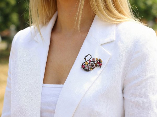 Brož s broušenými kamínky labuť