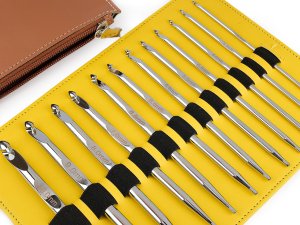 Sada kovových háčků na tuniské háčkování v pouzdře