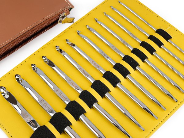 Sada kovových háčků na tuniské háčkování v pouzdře