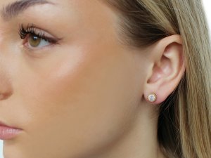 Náušnice z nerezové oceli s broušeným kamínkem