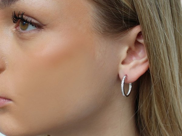 Náušnice z nerezové oceli s broušenými kamínky kruhy