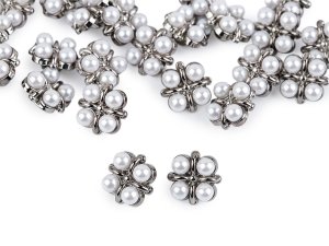 Knoflík zdobený perlami velikost 24", 28", 34"