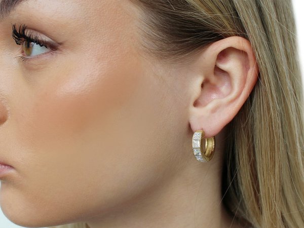 Náušnice z nerezové oceli s broušenými kamínky kruhy