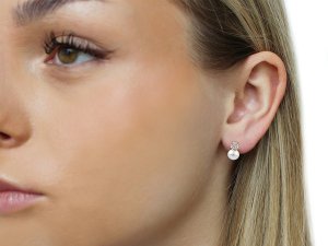 Náušnice z nerezové oceli s broušeným kamínkem a perlou