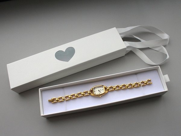 Krabička na šperky s průhledem srdce a uchem 5x22 cm