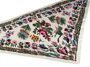 Saténový šátek trojúhelníkový s květy 65x135 cm