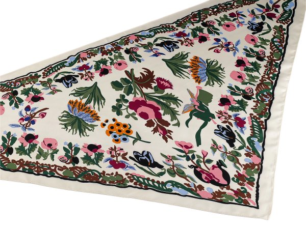 Saténový šátek trojúhelníkový s květy 65x135 cm