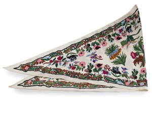 Saténový šátek trojúhelníkový s květy 65x135 cm