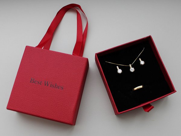 Krabička na šperky s uchem 9x9 cm