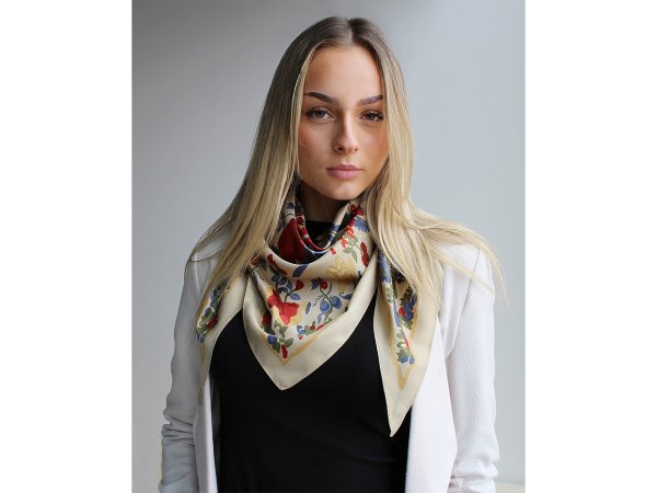 Saténový šátek trojúhelníkový s květy 65x135 cm