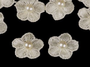 Vyšívaný květ Ø2 cm s perlou