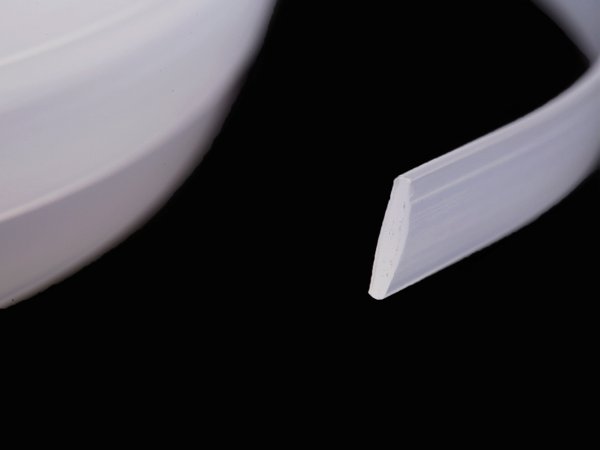 Kostice plastová plochá hladká šíře 10 mm