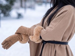 Dámské rukavice dotykové, prodloužené s kožešinou