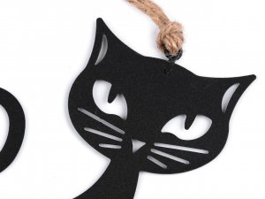 Černá kovová kočka k zavěšení