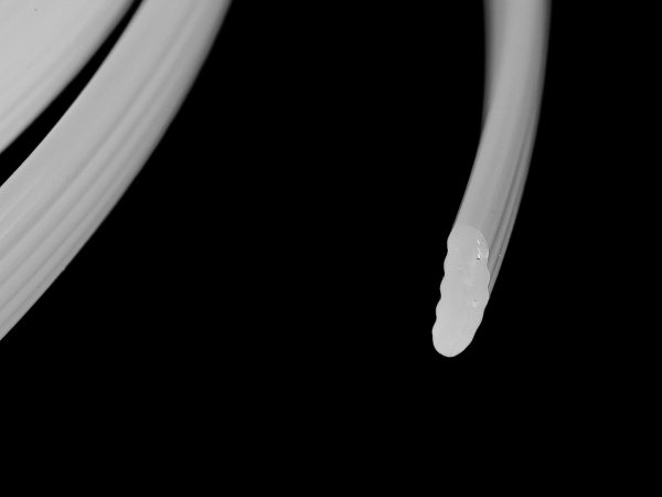 Kostice plastová plochá vroubkovaná šíře 6 mm