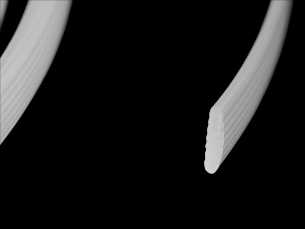 Kostice plastová plochá vroubkovaná šíře 8 mm