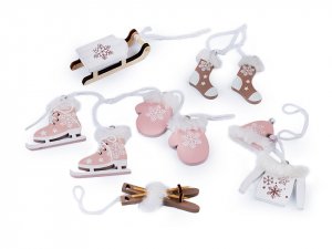 Vánoční dekorace - sáňky, lyže, brusle, rukavice, čepice, bunda, ponožky