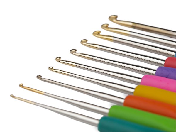 Sada háčků na háčkování se silikonovou rukojetí a zlatou špičkou