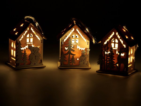 Dekorace dřevěný domeček svítící k zavěšení