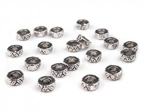 Kovové korálky / koncovky na šňůrky s listy 3x8 mm