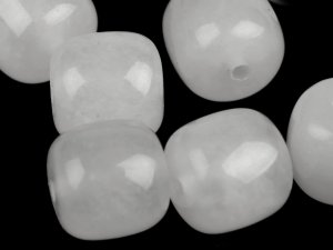 Achát bílý syntetický minerál zaoblené kostky 8 mm