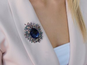 Brož s broušenými kamínky a kamenem