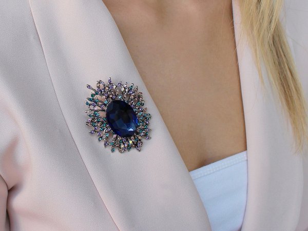 Brož s broušenými kamínky a kamenem