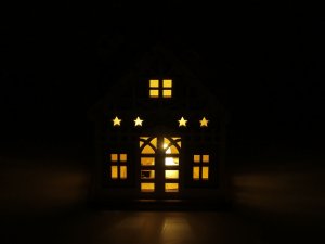 Dekorace dřevěný domeček svítící