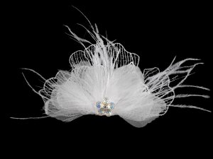 Brož se skleněnými broušenými korálky a peřím