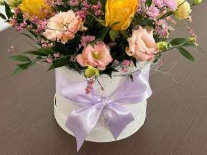 Květinový box s fólií na aranžování živých květin