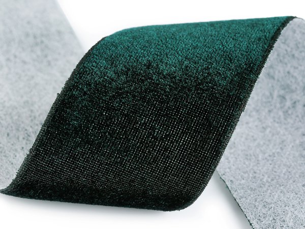 Sametová dekorační stuha na cívce ve vánočních barvách šíře 50 mm, návin 2,7 m