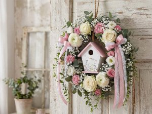 Dřevěná ptačí budka malovaná