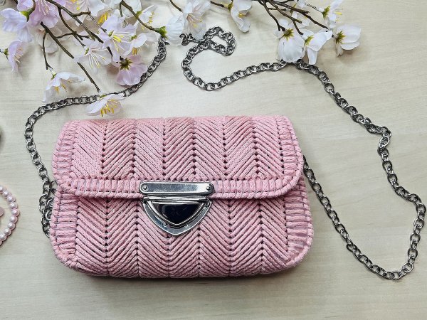 Plastová kanava / mřížka na kabelku / peněženku