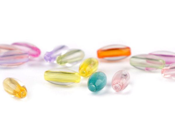 Plastové korálky tranparentní s barevným průvlekem 6x12 mm ovál