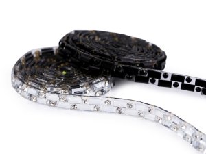 Prýmek se skleněnými broušenými kamínky šíře 5 mm nažehlovací