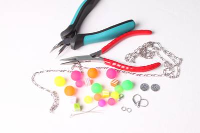 Ketlované neonové náušnice a náhrdelník - materiál