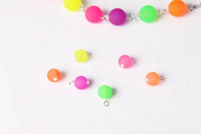 Ketlované neonové náušnice a náhrdelník - 13