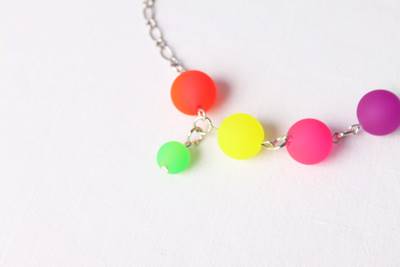 Ketlované neonové náušnice a náhrdelník - 14